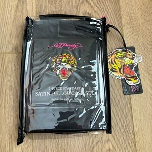 Ed Hardy NWT 2-Piece Satin Pillowcase Set – Sleek Black 🖤
